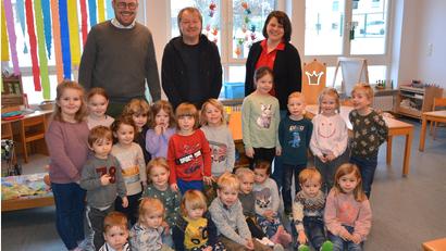 Bild: jr
1500 Euro spendete Unternehmer Josef Günthner (Mitte) an das Kinderhaus "Himmelszelt" in Konnersreuth. Kinderhaus-Leiterin Imke Steinert und stellvertretender BRK-Kreisgeschäftsführer Sven Lehner bedankten sich.