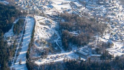 Bild: mür
Im Steinbruch am Wurmstein darf nur noch bis 31. März Granit abgebaut werden. Auf den Flächen unterhalb kann die Firma Baumann allerdings bis Ende 2025 weiterarbeiten. Für das ehemalige Verwaltungsgebäude der Deutschen Erd- und Steinwerke (DESt) am rechten Bildrand gibt es schon ein konkretes Nutzungskonzept, für die anderen Bauwerke auf dem Areal noch nicht.