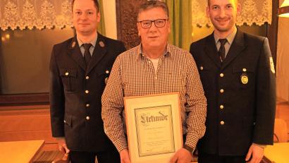 Bild: fvo
Josef Schwab (Mitte) ist der neue Ehrenvorsitzende der Feuerwehr Spielberg. Die Laudatio hält zweiter Vorsitzender Josef Stangl (links). Vorsitzender Thomas Schwab überreicht die Ehrenurkunde.