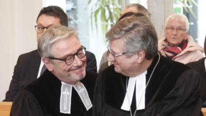 Bild: Hirsch
Dekan Karlhermann Schötz (rechts) und den neuen Schwandorfer Pfarrer Klaus Stolz (links) verbindet eine enge Freunschaft. Sie kam bei der Amtseinführung in der Erlöserkirche besonders zum Ausdruck.