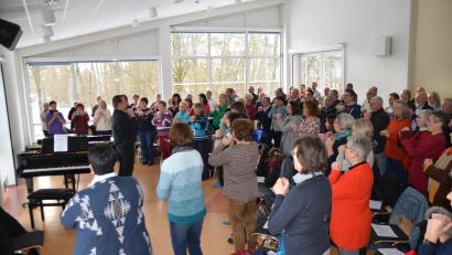 Bild: ak
Rund 100 Chorsängerinnen und -sänger sowie Interessierte aus dem nordbayerischen Raum waren zum offenen Chortag der Sängergruppe Max Reger ins Kemnather Schulzentrum gekommen.
