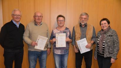 Bild: fdl
Für ihre langjährige Vereinstreue bedanken sich Vorsitzender Roland Maier (links) und Zweite Bürgermeisterin Bärbel Birner (rechts) bei Karl Wildenauer (Zweiter von links), Marianne Wild und Bernhard Knorr.