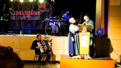 Bild: wec
Peter Silie und Susi Salbei sorgen beim Bürgerball in Ebermannsdorf für lustige, kurzweilige Tanzpausen. Dabei werden sie von Jakob Hain am Akkordeon begleitet.