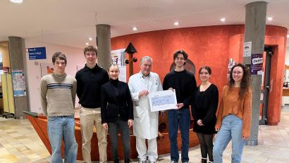 Bild: Kliniken Nordoberpfalz, Eva Maria Rauch/exb
Chefarzt Dr. Fritz Schneble (Mitte) bedankt sich bei den Schülerinnen und Schülern des P-Seminars am Augustinus-Gymnasium für die Spende an die Kinderklinik.