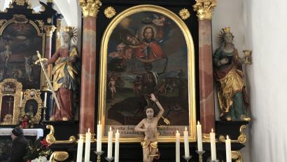 Bild: krb
Der Sebastianaltar in der Friedhofkirche in Neustadt. Seine Geschichte geht auf das Jahr 1634 zurück.