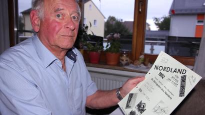 Bild: kro
Erwin Steiner mit dem Flyer für eine Nordland-Reise aus dem Jahr 1992, die nach Dänemark, Norwegen, Schweden und Finnland führte.