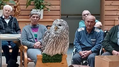 Bild: Vera Asberger/BRK-Seniorenzentrum Kemnath/exb
Die Heimbewohnerinnen und -bewohner genossen die Zusammenkunft mit Habichtskauz „Birke“.