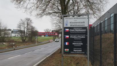 Bild: kgg
Schon vor einiger Zeit wurden an den Ortseingängen von Waldsassen neue Willkommensschilder für Gäste aufgestellt. Darauf wird die Verbundenheit mit den Partnerstädten unterstrichen. Ganz oben wird das gemeinsame grenzüberschreitende Oberzentrum mit Cheb/Eger herausgestellt.