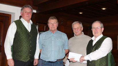 Bild: Herbert Scharl/exb
Im Namen des Krieger- und Reservistenvereins überreichen Joachim Hantke und Heiner Hammer (Zweiter und Dritter von links) eine Spende von 300 Euro an Kapellmeister Hubert Haller (links) und Herbert Scharl.