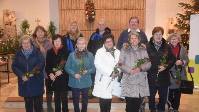 Bild: fz
Pfarrer Hubert Bartel, Vorsitzende Irmi Schönberger und die Vorsitzende des Diözesanverbandes, Martha Bauer (hinten, von rechts), überreichen den Gründungsmitgliedern eine Rose und die geweihte Ehrennadel des Diözesanverbandes.