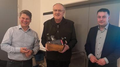 Bild: Dagmar Nachtigall
CSU-Kreischef Stephan Gollwitzer (rechts) und Fraktionsvorsitzender Benjamin Zeitler (links) freuen sich, dass es Lothar Höher (Mitte) wieder besser geht.
