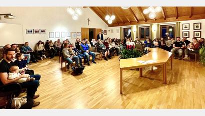 Bild: Krones
22 Babys mit ihren Eltern erhalten im vollen Rathaussaal von Bürgermeister Uwe König (hinten stehend) das Begrüßungsgeld.