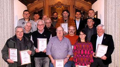 Bild: Feuerwehr Oberviechtach/exb
Eine persönliche Ehrung durch die Feuerwehrführung und Bürgermeister Rudolf Teplitzky gab es für langjährige Mitglieder der Feuerwehr Oberviechtach.