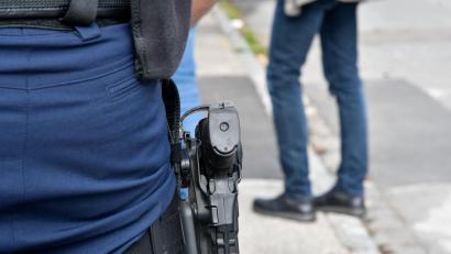 Symbolbild: Petra Hartl
Polizeibeamte nahmen in Hersbruck drei Personen wegen des Verdachts auf einen gemeinschaftlich begangenen Ladendiebstahl fest.