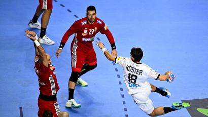 Bild: Tom Weller/dpa
Julian Köster (r) und die DHB-Auswahl machten einen großen Schritt Richtung Halbfinale.