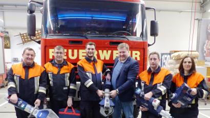 Bild: jp
Stolz präsentieren die Verantwortlichen der Feuerwehr Kastl die neuen Akku-Rettungsgeräte (von links): Peter Bogner, Tobias Maag, Fabian Nemetschek, Bürgermeister Stefan Braun, Tobias Lang und Andrea Popp.
