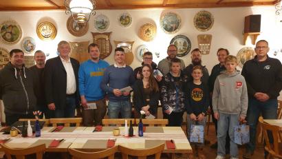 Bild: Paul Grötsch/exb
Dana Zeiler (Sechste von links) räumte bei den Jugendlichen den ersten Preis beim Neujahrsschießen der Hammerwegsiedler im Schützenheim Alpenrose ab, Volker Hartmann (Dritter von rechts) siegte bei den Erwachsenen.