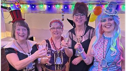 Bild: Christine Pfeiffer/exb
Rosa Deglmann, Tanja Maurer, Rita Luka und Christine Pfeiffer stoßen auf ihre Faschingsorden an.