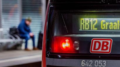 Bild: Jens Büttner/dpa
Die Lokführergewerkschaft GDL hat die Beschäftigten der Deutschen Bahn zum nächsten Streik aufgerufen - Fahrgäste müssen sich auf den längsten Streik seit vielen Jahren einstellen.