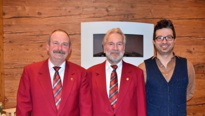 Bild: wku
Roland Renner (Mitte) erhielt die Ehrennadel für 20 Jahre als aktiver Sänger. Vorsitzender Manfred Pirner (links) und Dritter Bürgermeister Christian Hirsch (rechts) gratulierten.