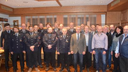 Bild: fz
Ehrungen und Auszeichnungen an der Jahreshauptversammlung der Feuerwehr Neuhaus. Kommandant Andreas Bogner (Zwölfter von links) kündigte überraschend seinen Rückzug vom Amt an.