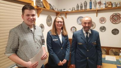 Bild: Berger/exb
Bei der Jahresabschlussfeier stellt THW-Chef Hans Deyerl (rechts) seinen neuen Stellvertreter Martin Simon (links) vor, Veronika Engler von der THW-Regionalstelle überreicht beiden die Ernennungsurkunde zum Ortsbeauftragten bzw. zum Stellvertreter.