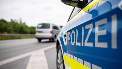 Symbolbild: Guido Kirchner / dpa
Die Verkehrspolizei kontrolliert regelmäßig die Geschwindigkeit von Autofahrern und veröffentlicht die Ergebnisse der Kontrollen monatlich. Im Dezember fielen zwei Autofahrer in Weiden und im Landkreis Tirschenreuth besonders negativ auf.