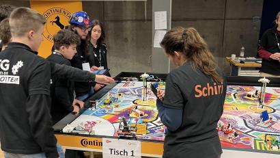 Bild: OTH Regensburg/exb
Gut ein halbes Jahr haben sich die Schülerinnen und Schüler auf den Wettbewerb vorbereitet.