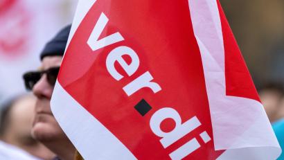 Symbolbild: Hendrik Schmidt/dpa
Zwischen der Gewerkschaft Verdi und den Stationierungsstreitkräften gibt es eine Tarifeinigung.