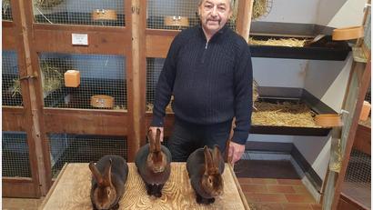 Bild: jsa
Bruno Fröhler mit drei seiner Schützlinge, mit denen er in Lichtenfels Oberfrankenmeister wurde.