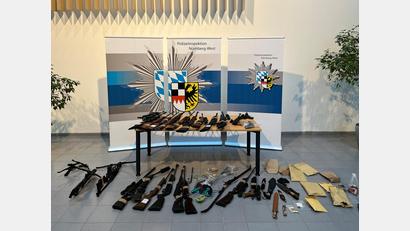 Bild: Polizei Mittelfranken
Weil er laut eigenen Angaben unter einer starken psychischen Belastung leide, hat sich ein Mann bei der Polizei gemeldet und wollte Waffen abgeben. Die Polizei fand ein Arsenal an Schusswaffen und Munition.