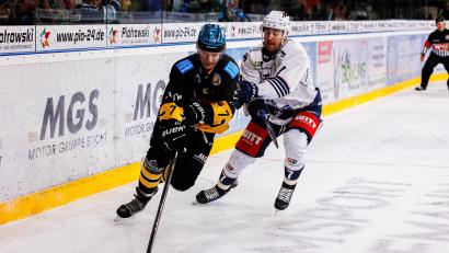 Archivbild: Werner Moller
Dreimal unterlagen die Bayreuth Tigers (dunkle Trikots) in dieser Saison bereits den Blue Devils Weiden (im Bild Luca Gläser). Es dürfte wohl kein weiteres Duell hinzukommen.