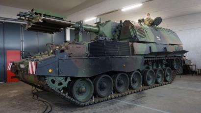 Bild: jut
Die erste Panzerhaubitze 2000, die das neue Weidener Panzerartilleriebataillon 375 bekommen hat. Sie ist zwar nicht neu, aber immerhin können sie damit jetzt trainieren und mit der Ausbildung beginnen.