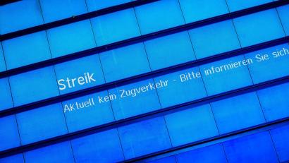 Bild: Moritz Frankenberg/dpa/Symbolbild
Die Deutsche Bahn und ihre Fahrgäste bereiten sich auf den nächsten Streik der Gewerkschaft Deutscher Lokomotivführer (GDL) ab Mittwochmorgen vor.