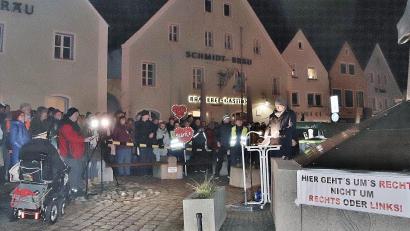 Bild: td
Am Dienstag fand eine politische Kundgebung mit Reinhard Mixl (rechts) von der AfD auf dem Oberen Markt statt.