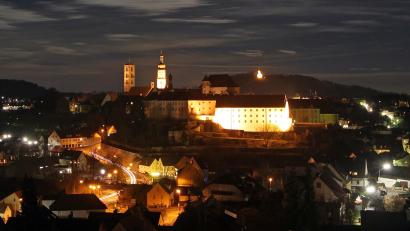 Bild: Bernd Müller
Vom St.-Anna-Krankenhaus betrachtet, zeigen sich einige der historischen Altstadt-Gebäude im Lichterschein. Das soll nach den Wünschen des Stadtrates und auf Vorschlag von Umweltschutzbeauftragtem Peter Zahn bald nur noch während der Winterzeit so umgesetzt werden.