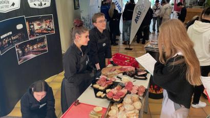 Bild: pad
Zwei Klassen kümmerten sich bei der Ausbildungsmesse um das Catering und sammelten dabei gleich praktische Erfahrungen im Veranstaltungsmanagement.