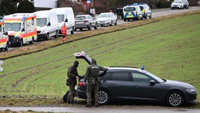 Bild: Bernd Weißbrod/dpa
Die Polizei sperrte das Haus weiträumig ab und evakuierte umliegende Gebäude.