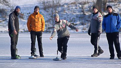 Bild: bsc
Das sportliche Freiluft-Vergnügen Eisstockschießen wird in Friedenfels seit vielen Jahren betrieben. In der Bildmitte Andreas Streim bei einem Schub am Frauenreuther Weiher.