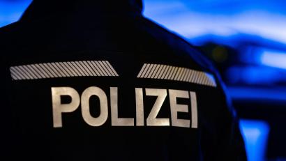 Symbolbild: Robert Michael/dpa
Ein Anwohner der Marktredwitzer Straße in Arzberg alarmierte am frühen Dienstagmorgen die Polizei. Ein 31-jähriger Mitbewohner hatte von der Straße aus laut gerufen und war mit einem Messer in der Hand unterwegs.