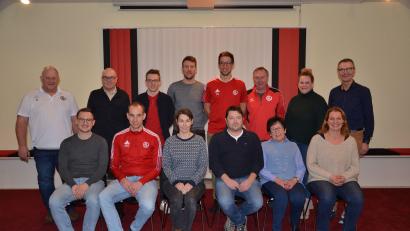 Bild: Dagmar Thümmler/exb
Verantwortung beim 1. FC Neukirchen übernehmen (stehend, von links) Joachim Thümmler, Horst Schmidt, Lukas Schleicher, Jan-Lucas Polster, der neue Vorsitzende Jeremias George, Manfred Kunert, Christine Dehling, (sitzend, von links) Michael Geismann, Manuel George, Jeannette Bauer, Rainer Pilhofer, Carola Ertl und Jacqueline Misch. Mit im Bild (stehend, rechts) Bürgermeister Peter Achatzi.