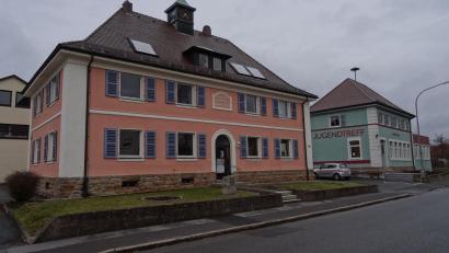 Bild: ak
Rund um das alte Rathaus und den alten Kindergarten soll die Parkplatzsituation mittels Markierungen geregelt werden.