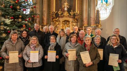 Bild: Michael Radowsky/exb
Langjährige Mitglieder des Kirchenchores Ursulapoppenricht werden ausgezeichnet (vordere Reihe, von links): Agnes Braun, Christine Gebhard, Martina Wagner, Doris Kellner, Irmgard Rupprecht, Petra Stauber und Beate Stiegler; mittlere Reihe (von links): Barbara Götz, Silke Siegert, Hans Fischer, Alfred Meißner und Karl Stiegler; 
hintere Reihe (von links): Karsten Zumkley, Georg Wagner, Franz Hirmer, Wilhelm Müllhofer, Chorleiter Ludwig Wendl und Dekan Christian Schulz.