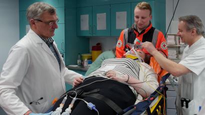 Archivbild: tr
Nach der Komplettsanierung von Notaufnahme und OP-Sälen gab es im Krankenhaus Tirschenreuth eine Übung der Abläufe unter realen Bedingungen mit Patienten-Darstellern.