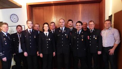 Bild: sl
Der Vorstand der Feuerwehr Wittschau mit Vorsitzendem Tobias Stangl (Sechster von rechts) seiner Vize Susanne Guse (Fünfte von links) und der neue Schriftführer Johannes Meindl (Vierter von rechts) mit den Ehrengästen.