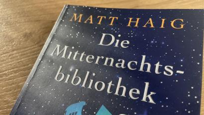 Bild: kmo
In der Mitternachtsbibliothek – einem Ort zwischen Raum und Zeit – bekommt die Protagonistin des Buches die Möglichkeit Entscheidungen in ihrem Leben zu überdenken.