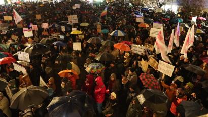 Bild: Kunz
Bei Regen demonstrieren rund 2500 Menschen in Weiden am Montag gegen Rechtsextremismus..