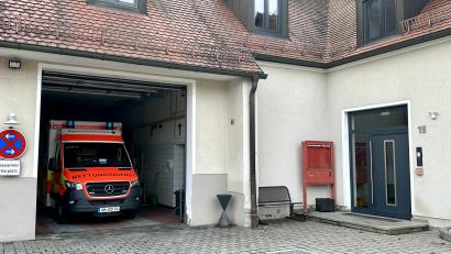 Bild: Stefanie Gradl
Wenn es nach dem neuen Gutachten geht, wird der Rettungswagen bald nicht mehr im Vilsecker Feuerwehrhaus untergebracht sein. Denn der Rettungszweckverband Oberpfalz Nord plant, den Standort Vilseck der BRK-Rettungswache aufzulösen.