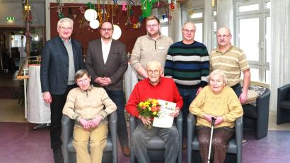 Bild: Jochen Neumann/Stadt Erbendorf/exb
Jubilar Fritz Schreyer (sitzend Mitte) mit seinen Schwestern Anne Bogazek (links) und Marga Nikol (rechts) sowie (stehend, von links) Bürgermeister Johannes Reger, Regionalleiter Andreas Wöhl, Pflegedienstleiter Wolfgang Kraus, Karl Nikol und Albert Nikol.