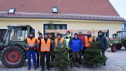 Bild: nag
Gute gelaunt und hoch motiviert sind die jungen und älteren Helfer bei der Christbaumsammelaktion der Kolpingsfamilie Schnaittenbach.